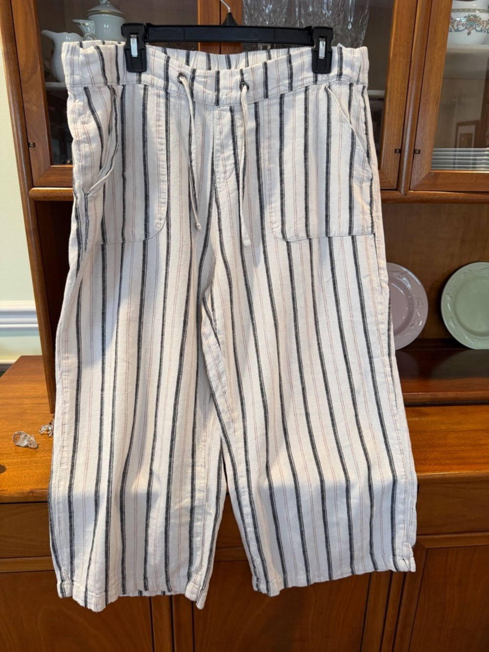 Denim & Co White & Black Stripe Linen-Blend Drawstring cropped pants. Size L